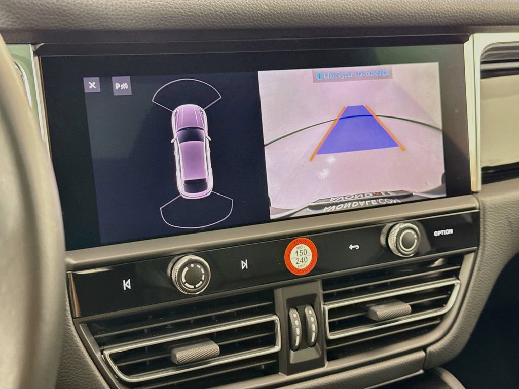 Certified 2025 Porsche Macan AWD/4WD image 20