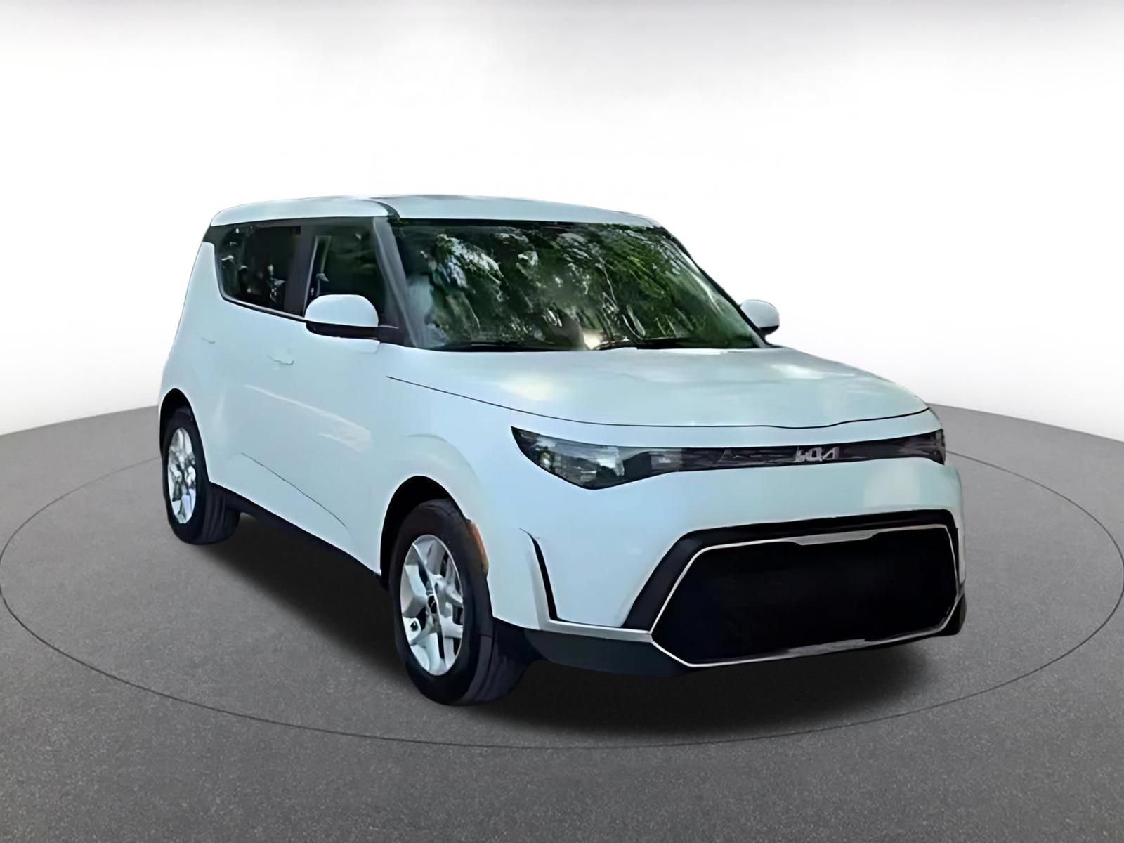 Used 2025 Kia Soul LX w/ LX Technology Package FWD image 3