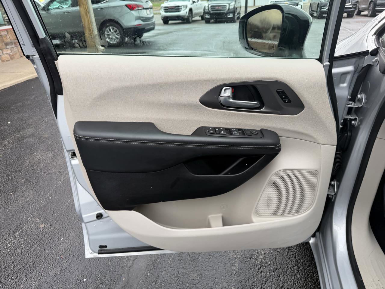 Used 2024 Chrysler Pacifica Touring-L image 12