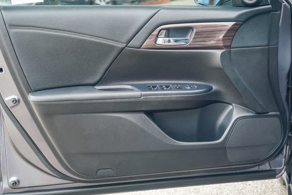 Used 2017 Honda Accord EX image 19