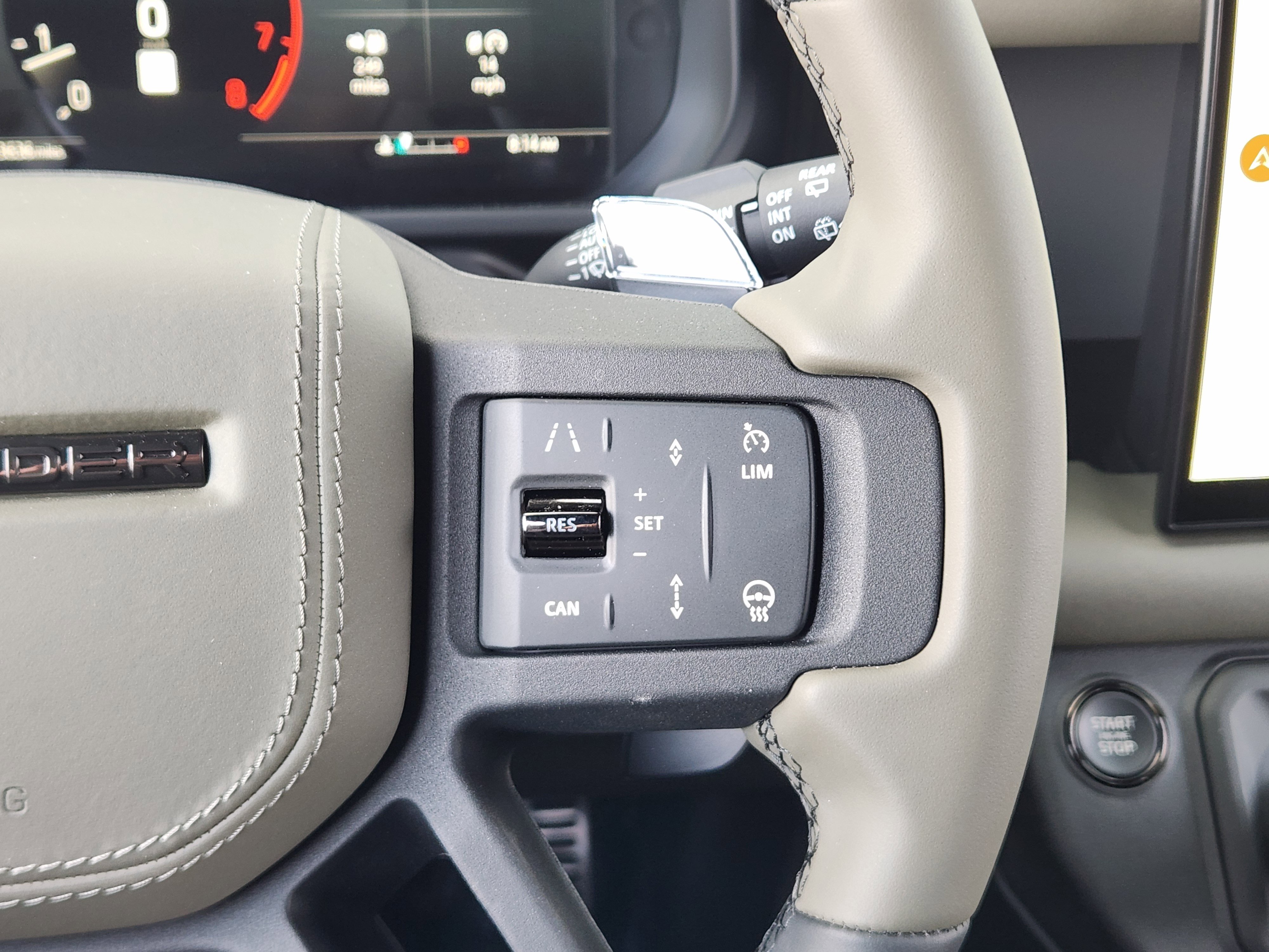 Certified 2025 Land Rover Defender 110 image 31