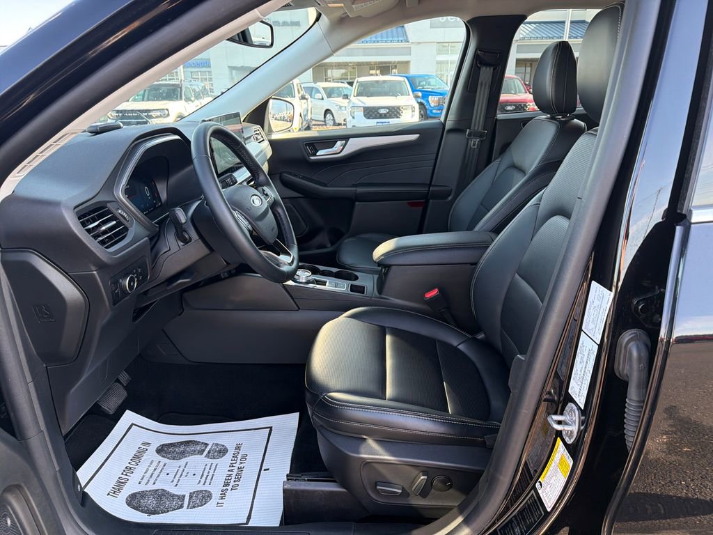 Used 2025 Ford Escape Platinum image 9