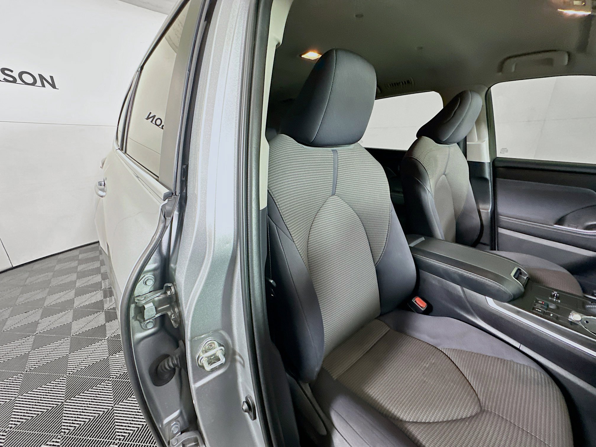 Used 2023 Toyota Highlander L image 28