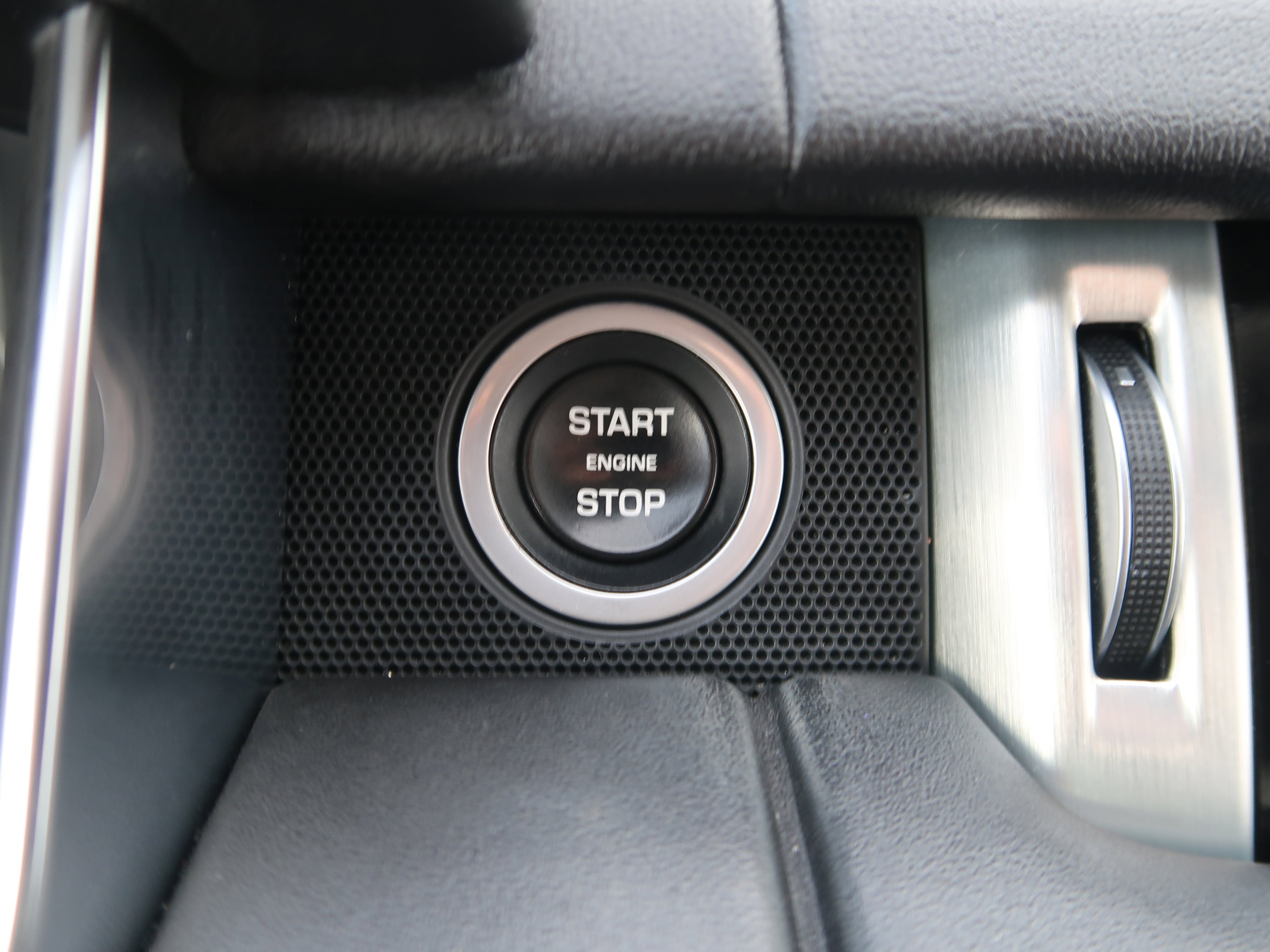 Used 2016 Land Rover Range Rover HSE image 16