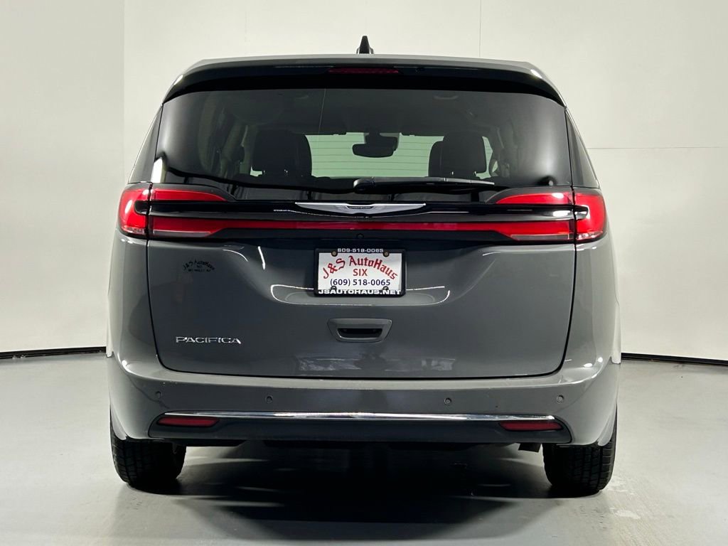Used 2023 Chrysler Pacifica Touring-L image 6