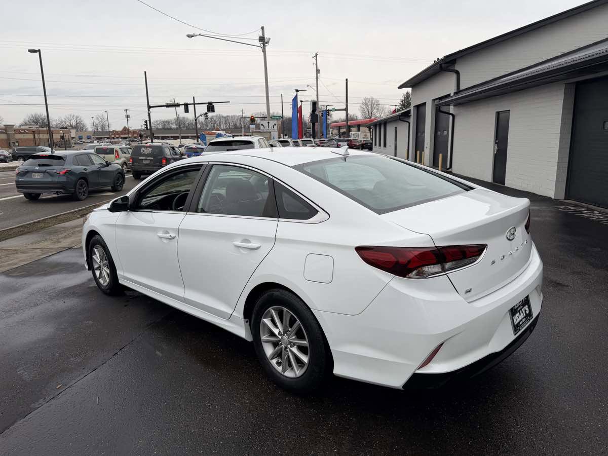 Used 2018 Hyundai Sonata SE w/ Cargo Package FWD image 3