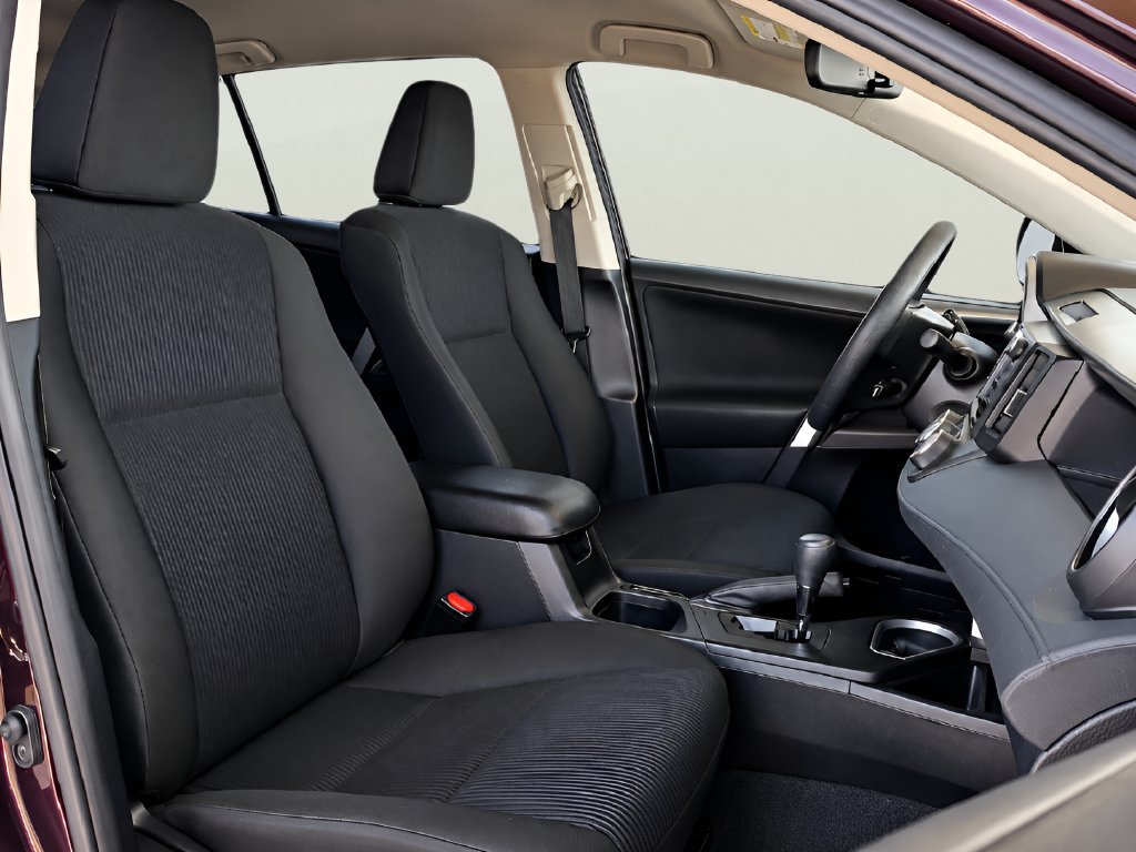 Used 2018 Toyota RAV4 LE FWD image 2