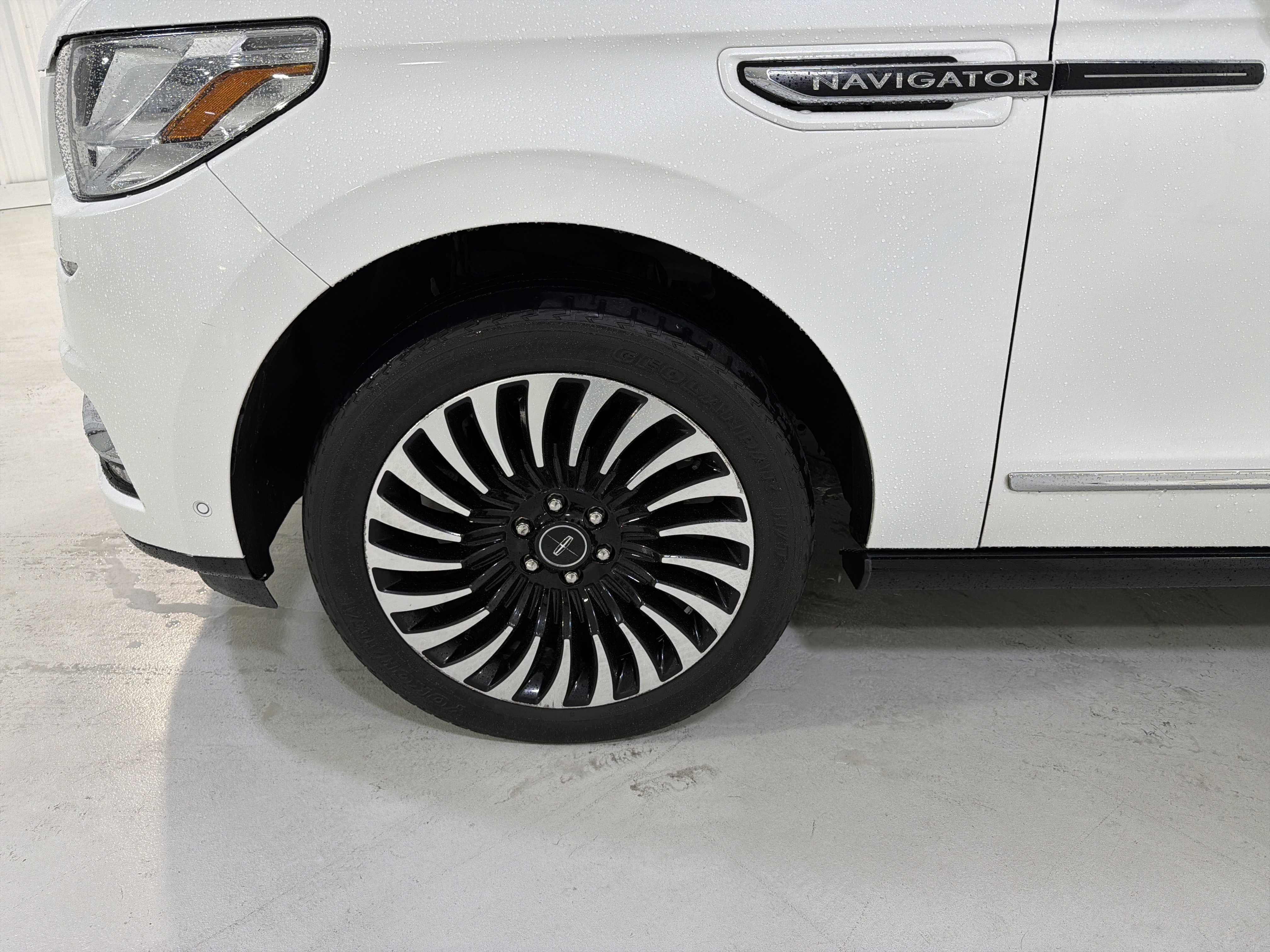 Used 2020 Lincoln Navigator Black Label w/ Cargo Convenience Package image 9