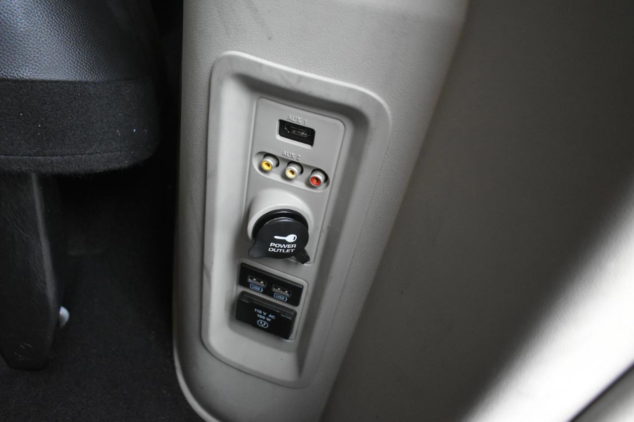 Used 2014 Chrysler Town & Country Touring-L w/ Driver Convenience Group FWD image 47