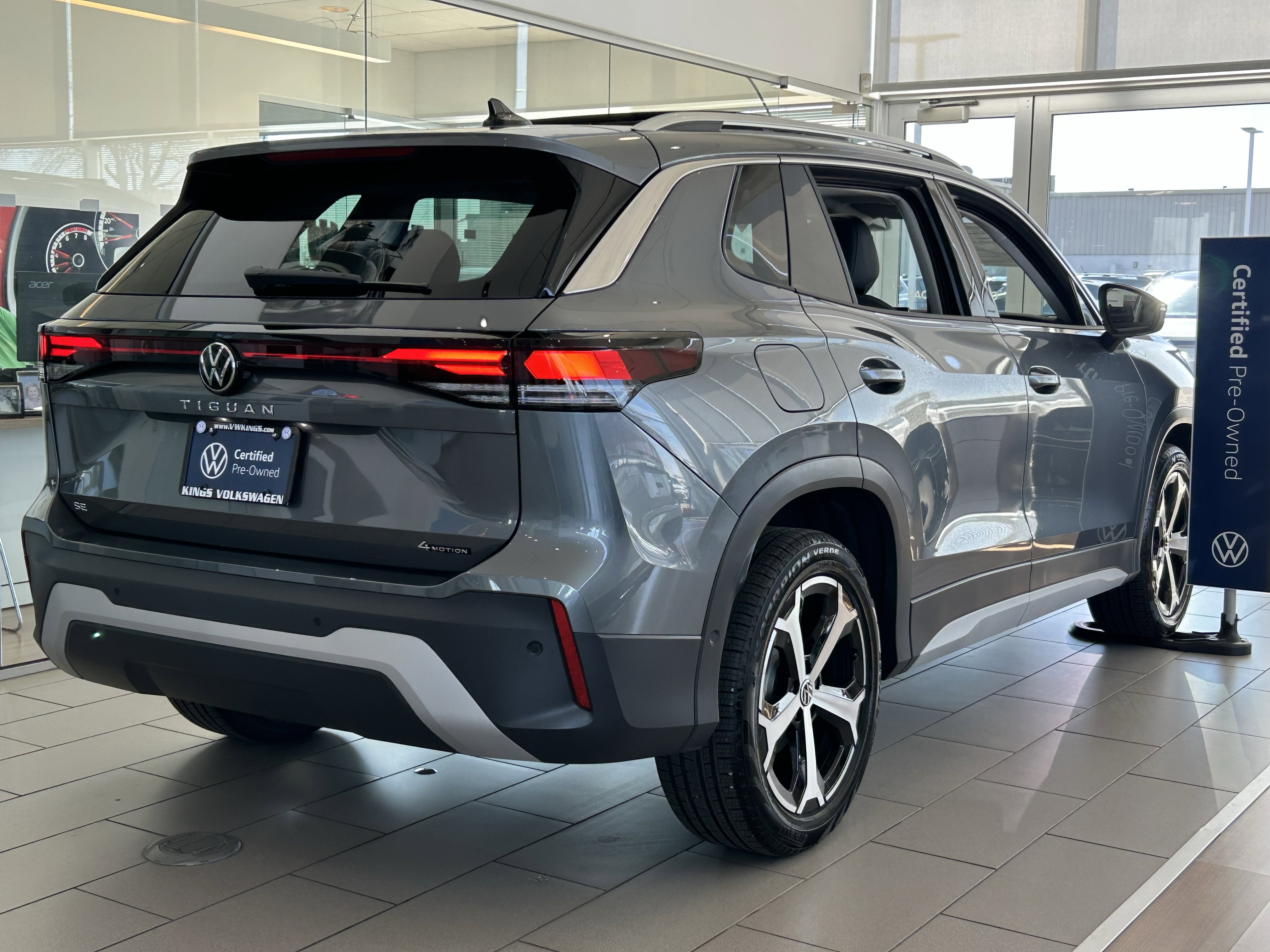 Certified 2025 Volkswagen Tiguan SE image 6