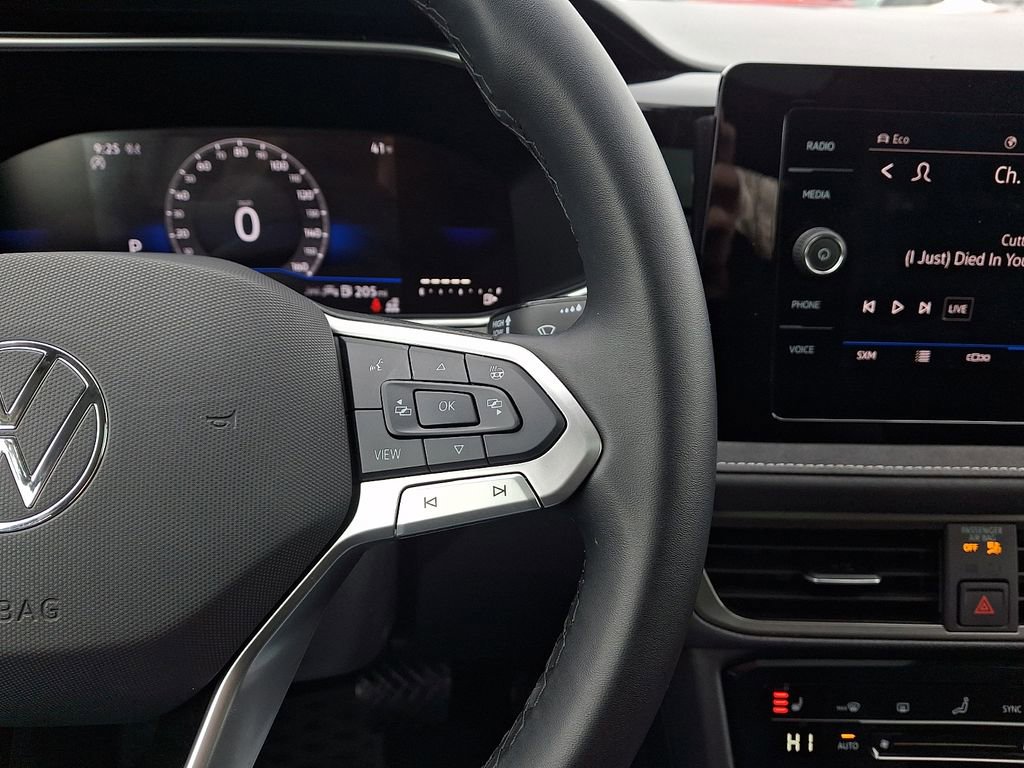 Certified 2025 Volkswagen Taos SE AWD/4WD image 22