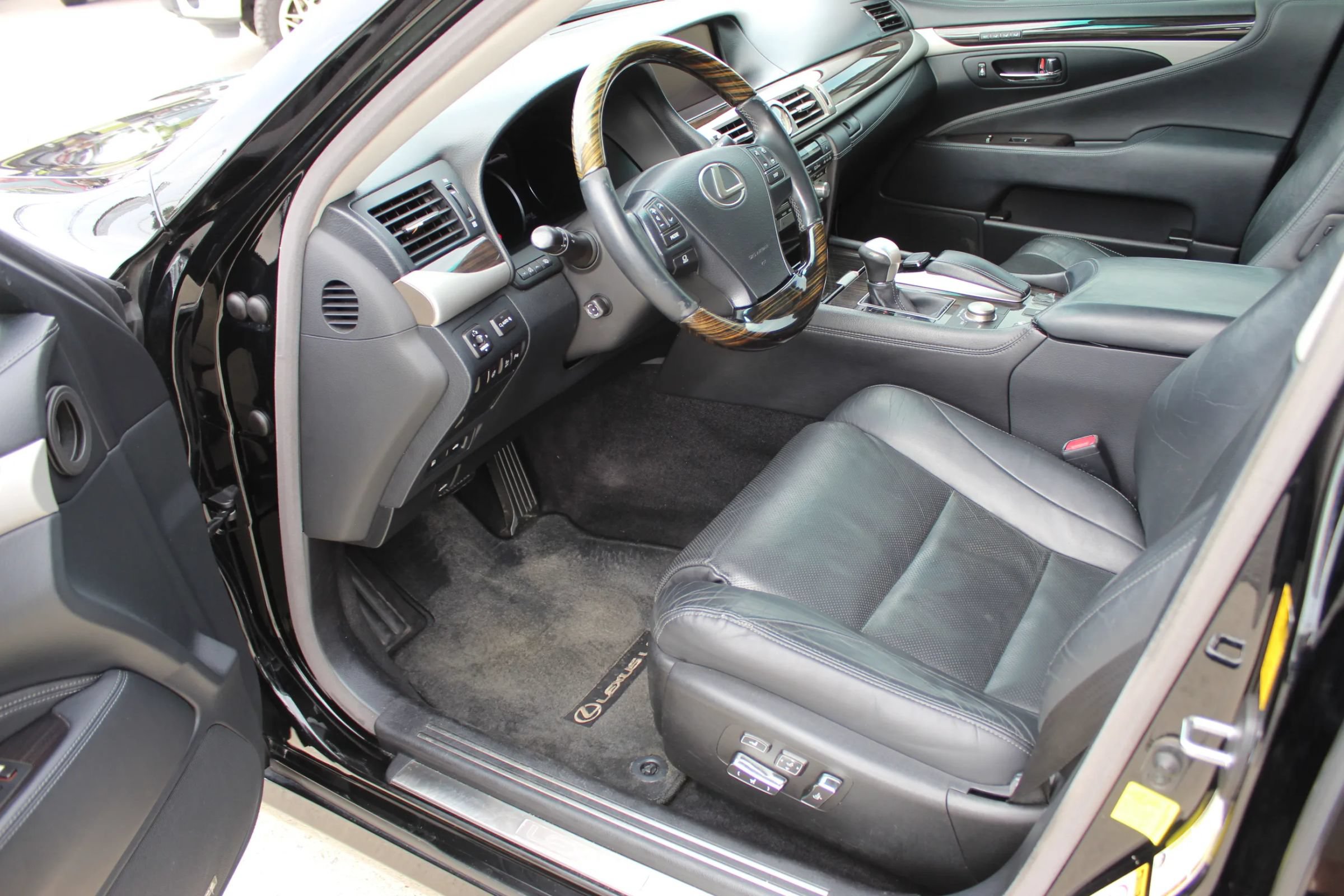 Used 2015 Lexus LS 460 AWD w/ Comfort Package image 11