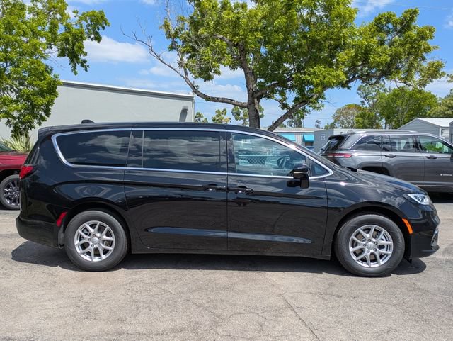 New 2026 Chrysler Pacifica Select FWD image 3