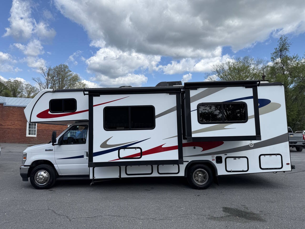 Used 2022 Ford E-450 and Econoline 450 Super Duty w/ Motorhome Prep Package RWD image 3