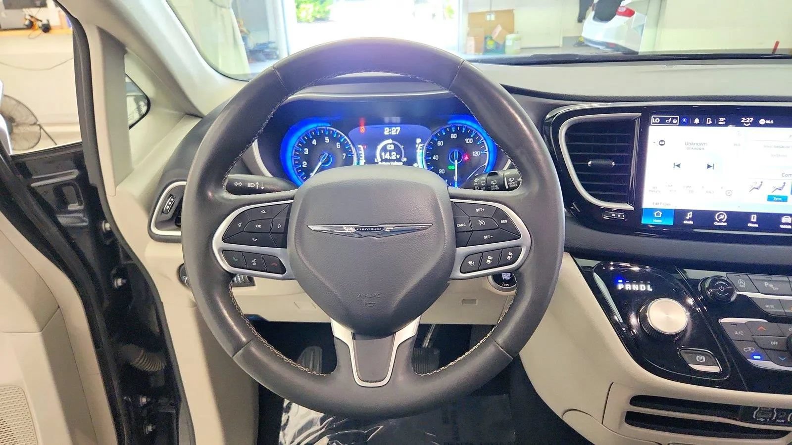 Used 2023 Chrysler Pacifica Touring-L FWD image 25
