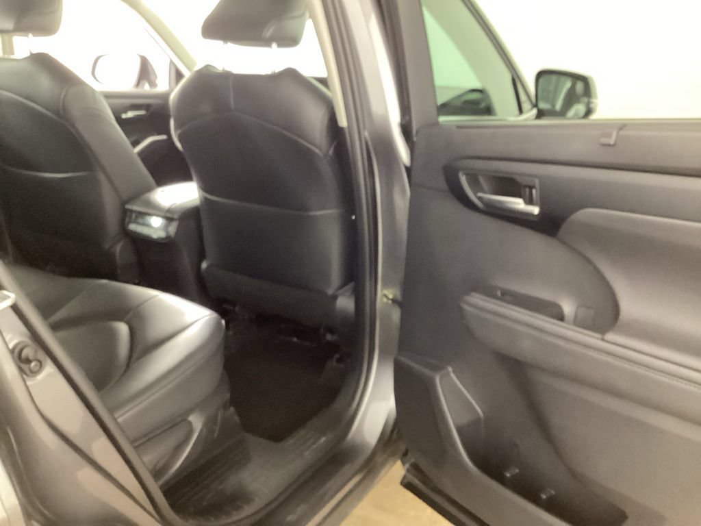 Used 2023 Toyota Highlander XLE AWD/4WD image 26