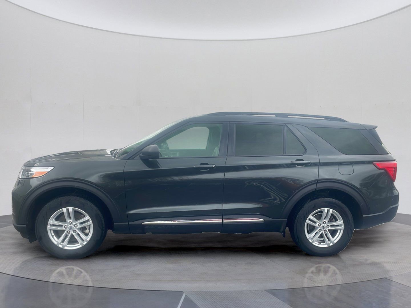 Used 2024 Ford Explorer XLT w/ Equipment Group 202A AWD/4WD image 2