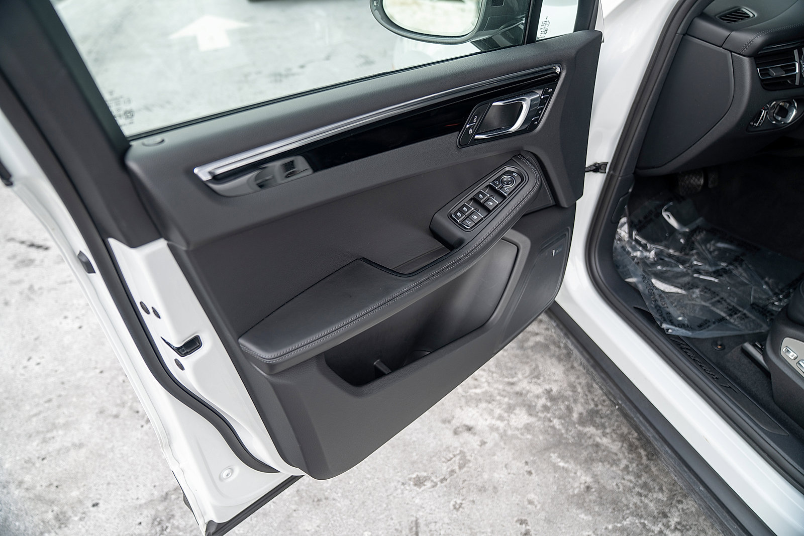 Certified 2026 Porsche Macan Turbo image 17