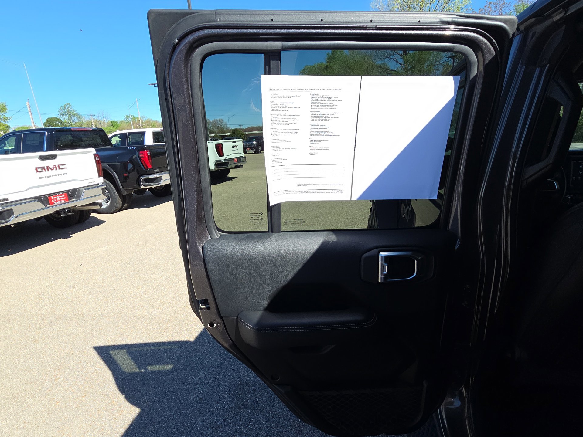 Used 2018 Jeep Wrangler Unlimited Sahara w/ Cold Weather Group image 26