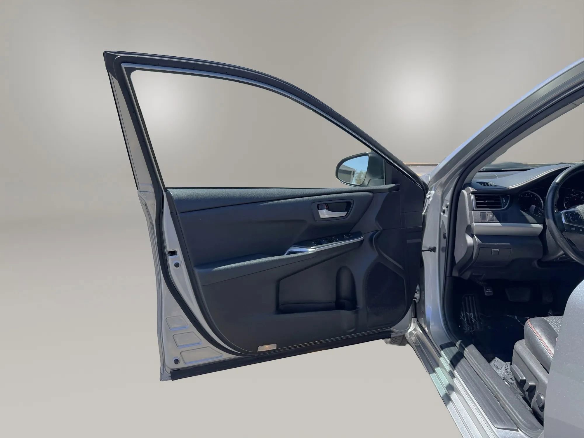 Used 2015 Toyota Camry SE FWD image 12