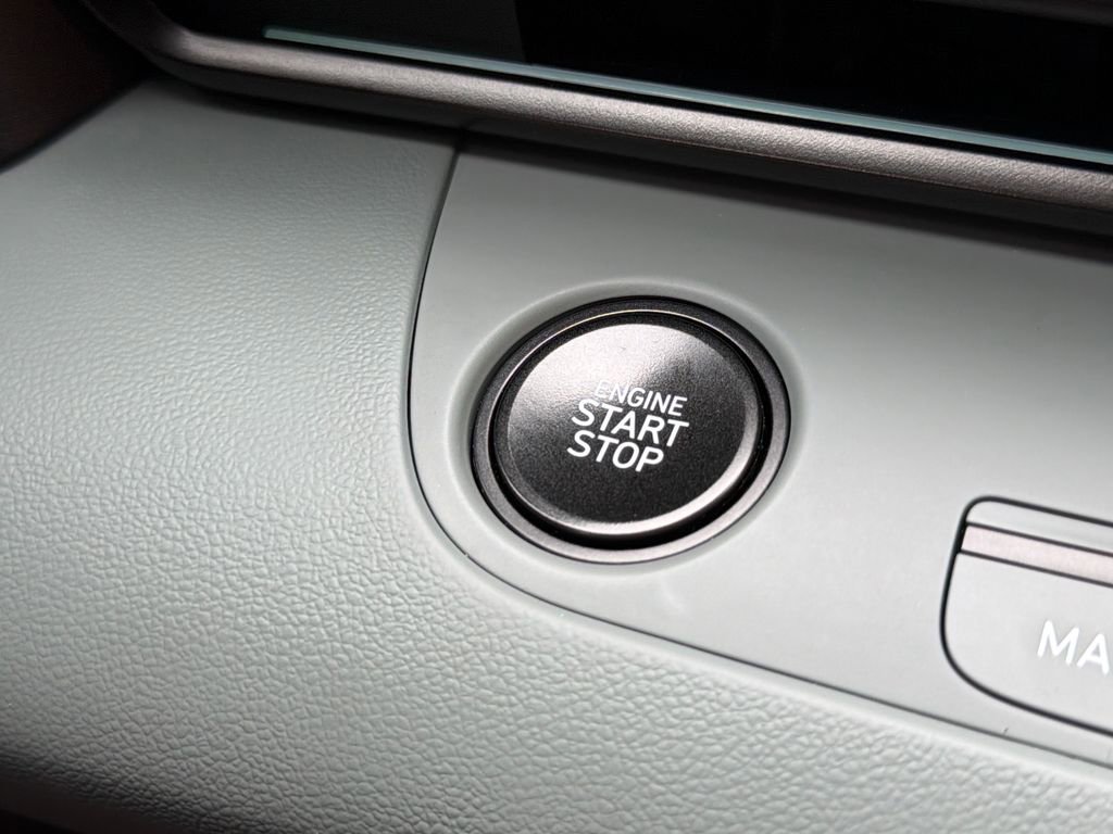 Used 2025 Hyundai Elantra Limited w/ Cargo Package image 5