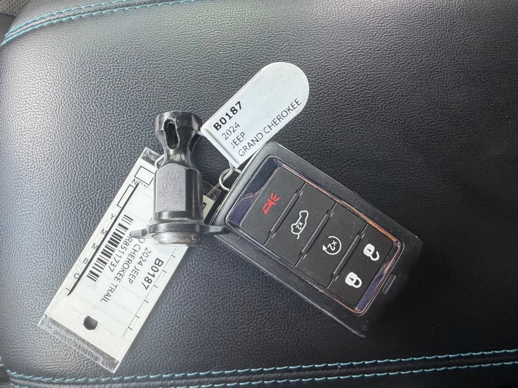 Used 2024 Jeep Grand Cherokee Trailhawk AWD/4WD image 35