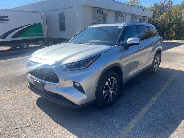 Used 2021 Toyota Highlander XLE AWD/4WD image 2