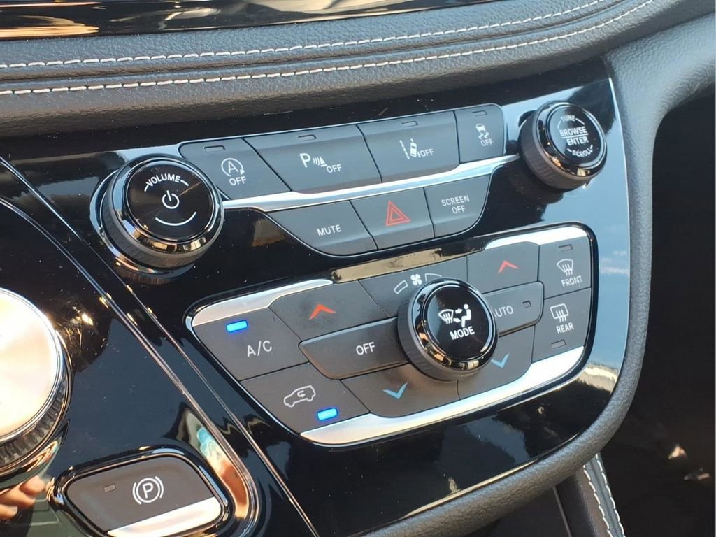 Used 2025 Chrysler Pacifica Limited image 10