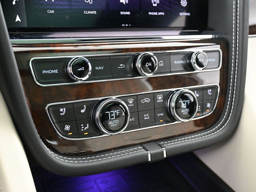 Certified 2023 Bentley Bentayga Plug-In Hybrid AWD/4WD image 21