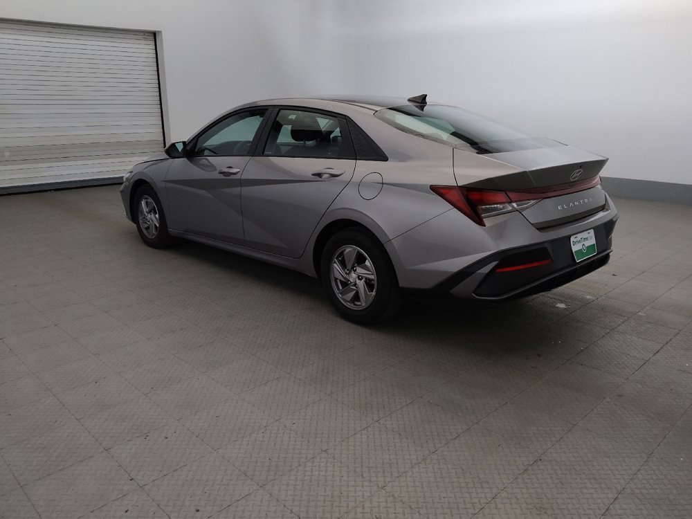 Used 2025 Hyundai Elantra SE w/ Cargo Package FWD image 3