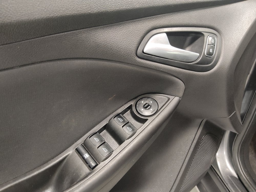 Used 2018 Ford Focus SE w/ Cold Weather Package FWD image 27