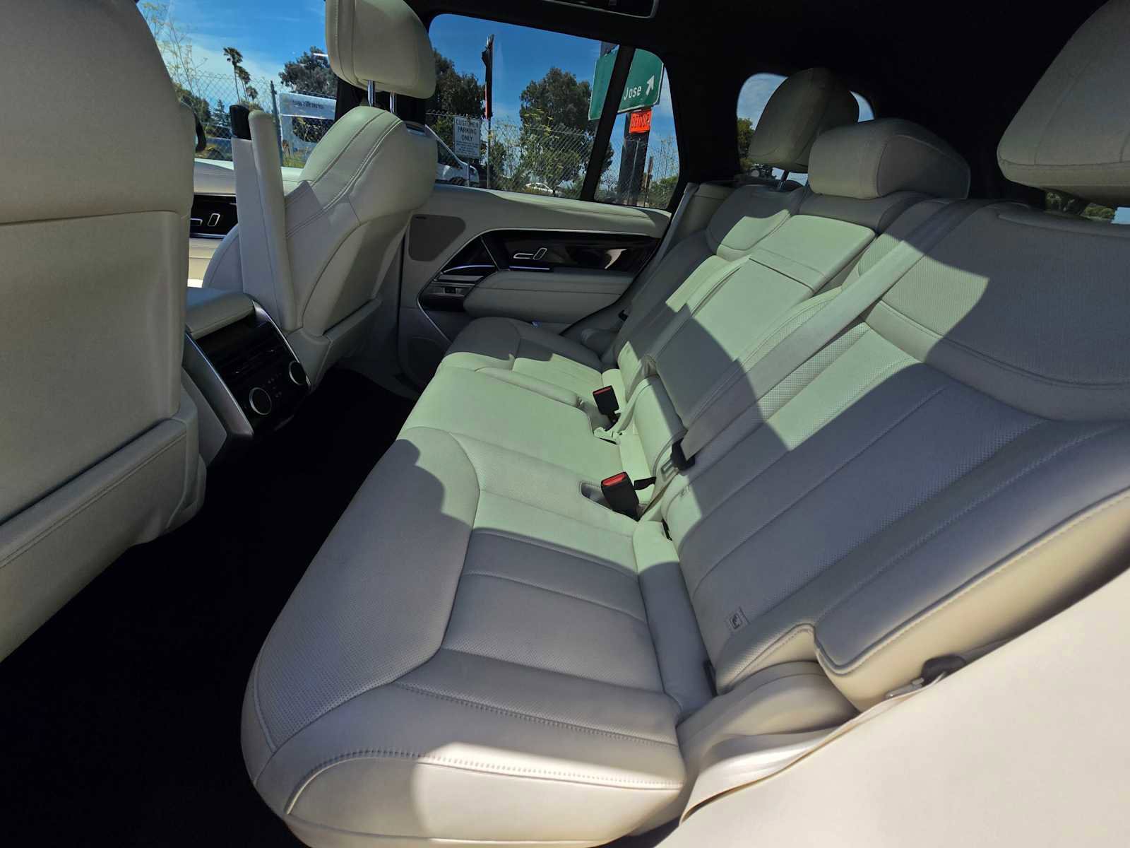 Used 2023 Land Rover Range Rover SE image 20