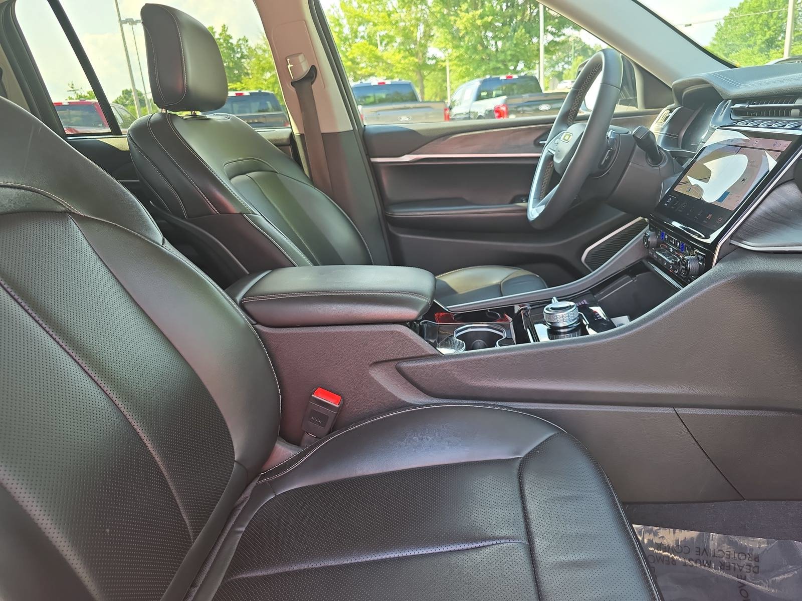 Used 2023 Jeep Grand Cherokee Limited w/ Luxury Tech Group II AWD/4WD image 10