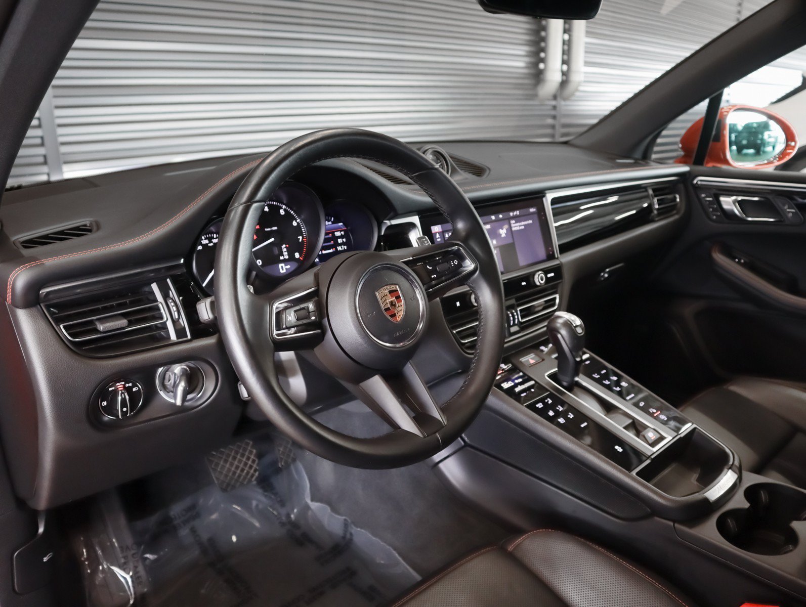Certified 2024 Porsche Macan AWD/4WD image 4