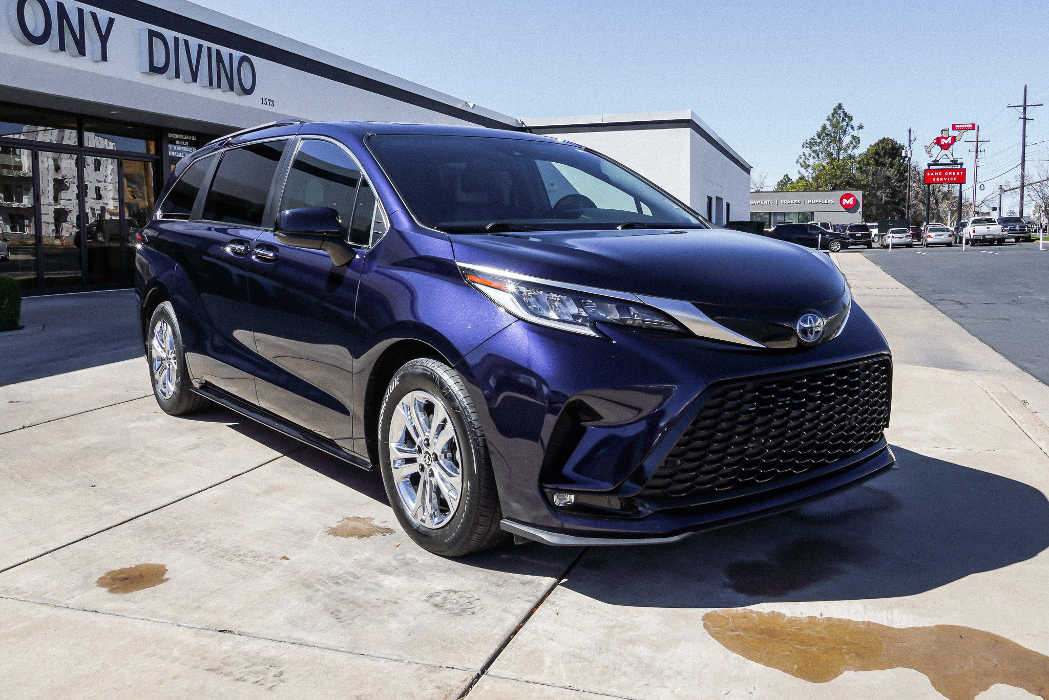 Used 2023 Toyota Sienna XSE image 2