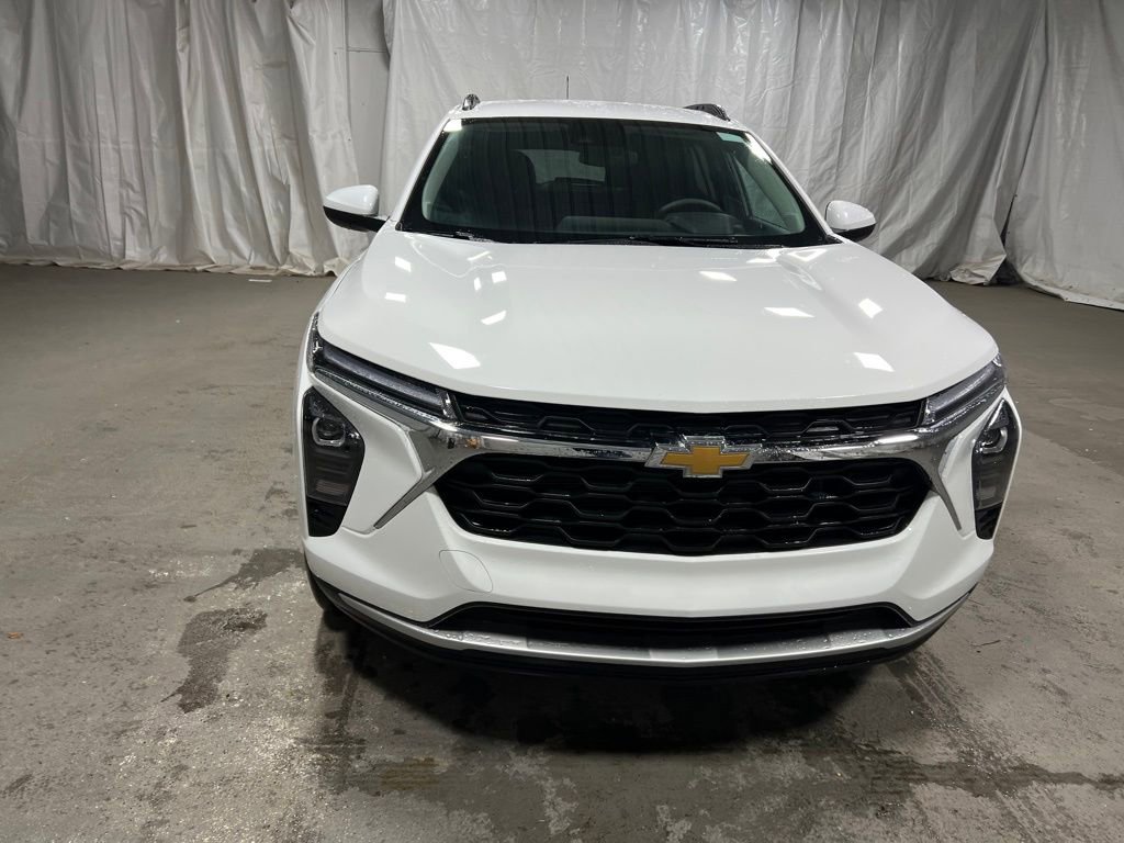 Used 2025 Chevrolet Trax LT image 2