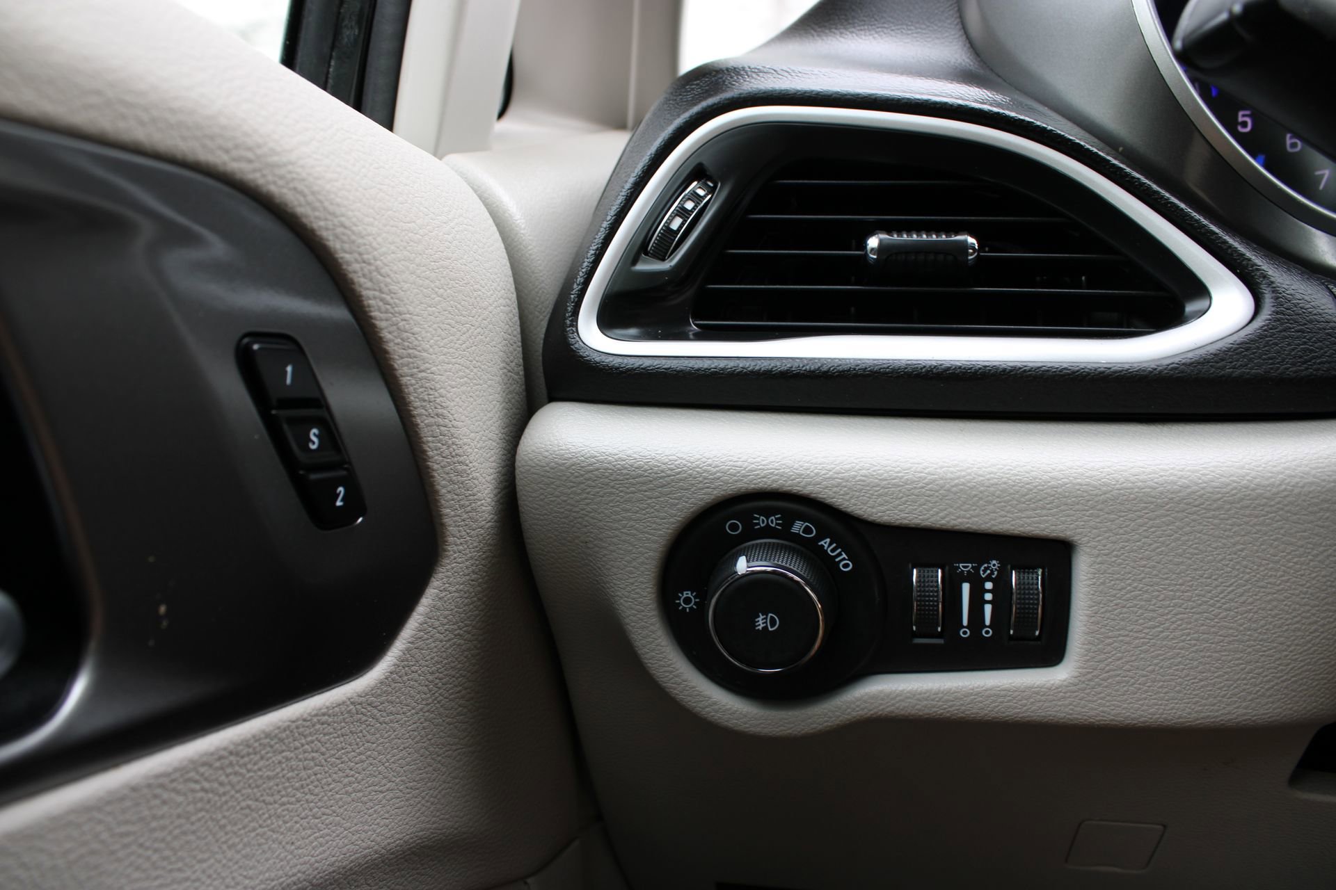 Used 2024 Chrysler Pacifica Touring-L FWD image 30