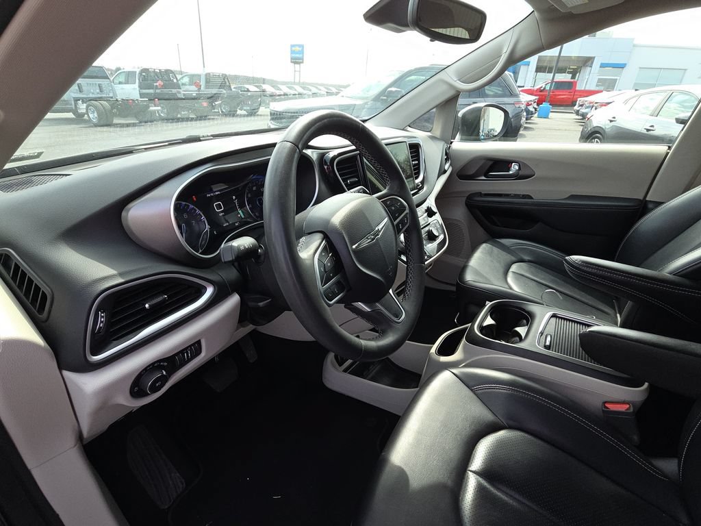 Used 2023 Chrysler Pacifica Touring-L FWD image 14