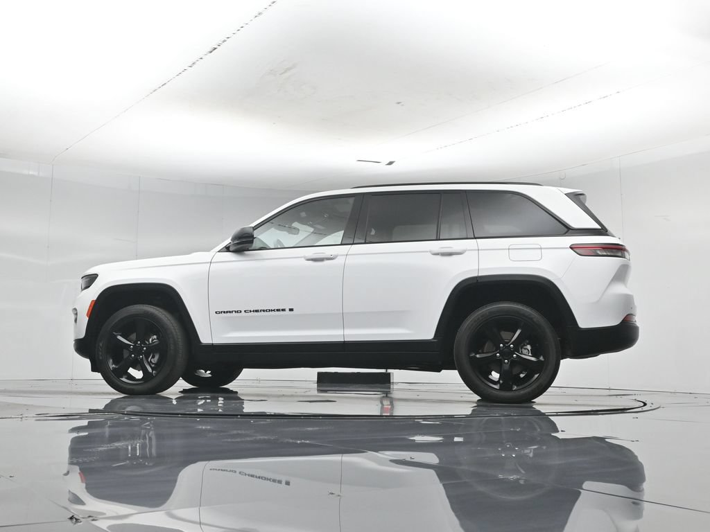 Used 2023 Jeep Grand Cherokee Laredo AWD/4WD image 8