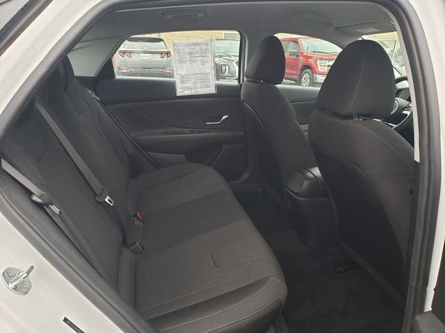 Used 2023 Hyundai Elantra SE w/ Winter Weather Package image 17