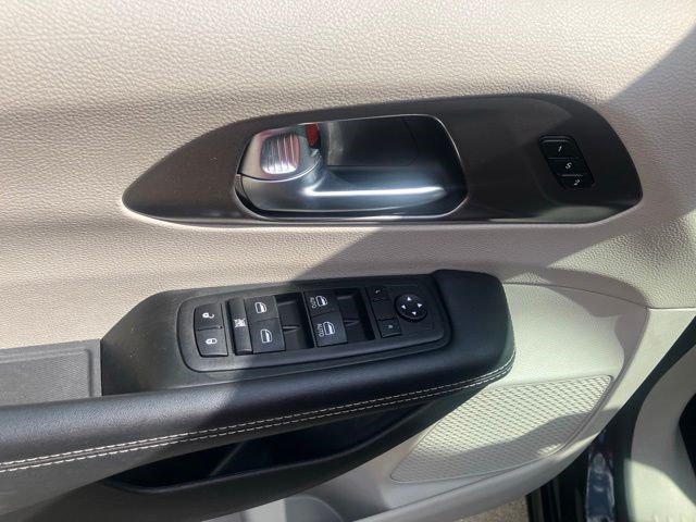Certified 2023 Chrysler Pacifica Touring-L FWD image 10