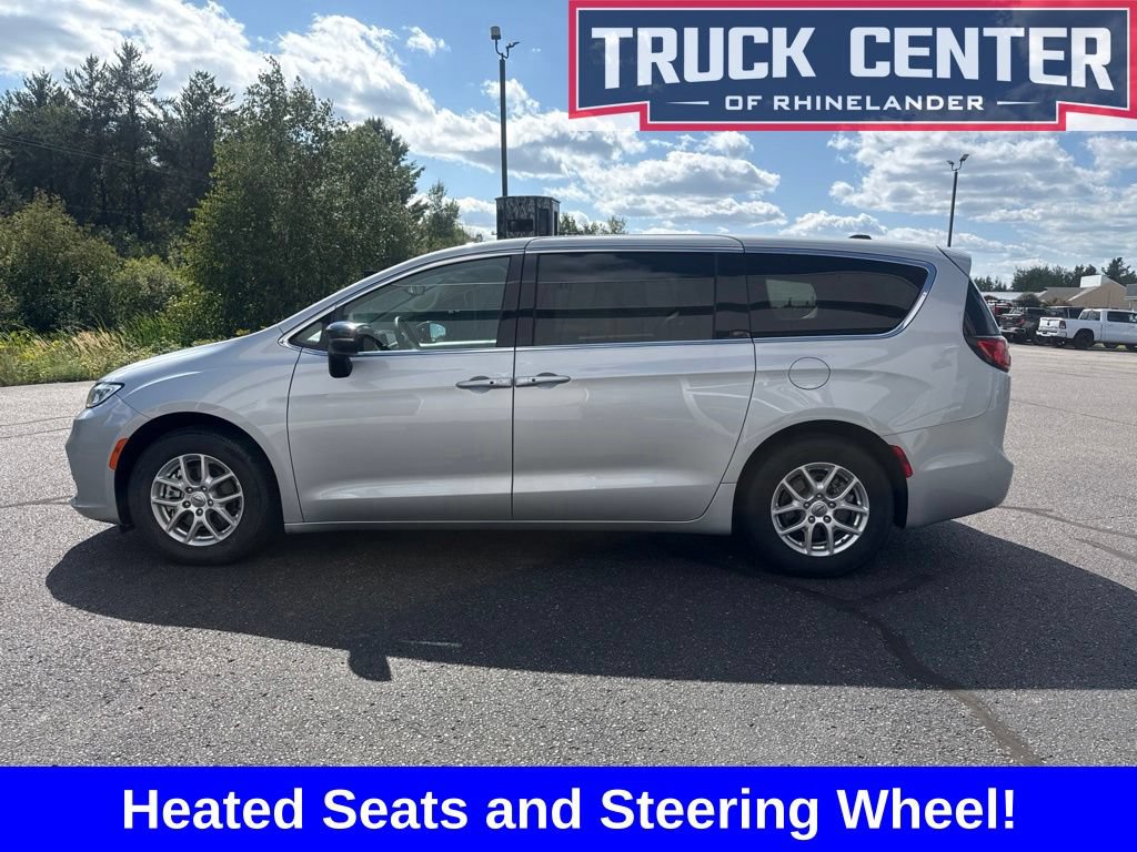 Used 2024 Chrysler Pacifica Touring-L FWD image 10