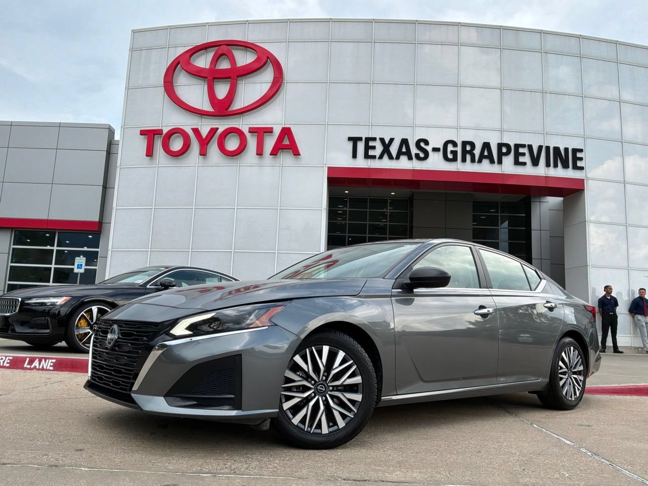 Used 2025 Nissan Altima 2.5 SV FWD image 2