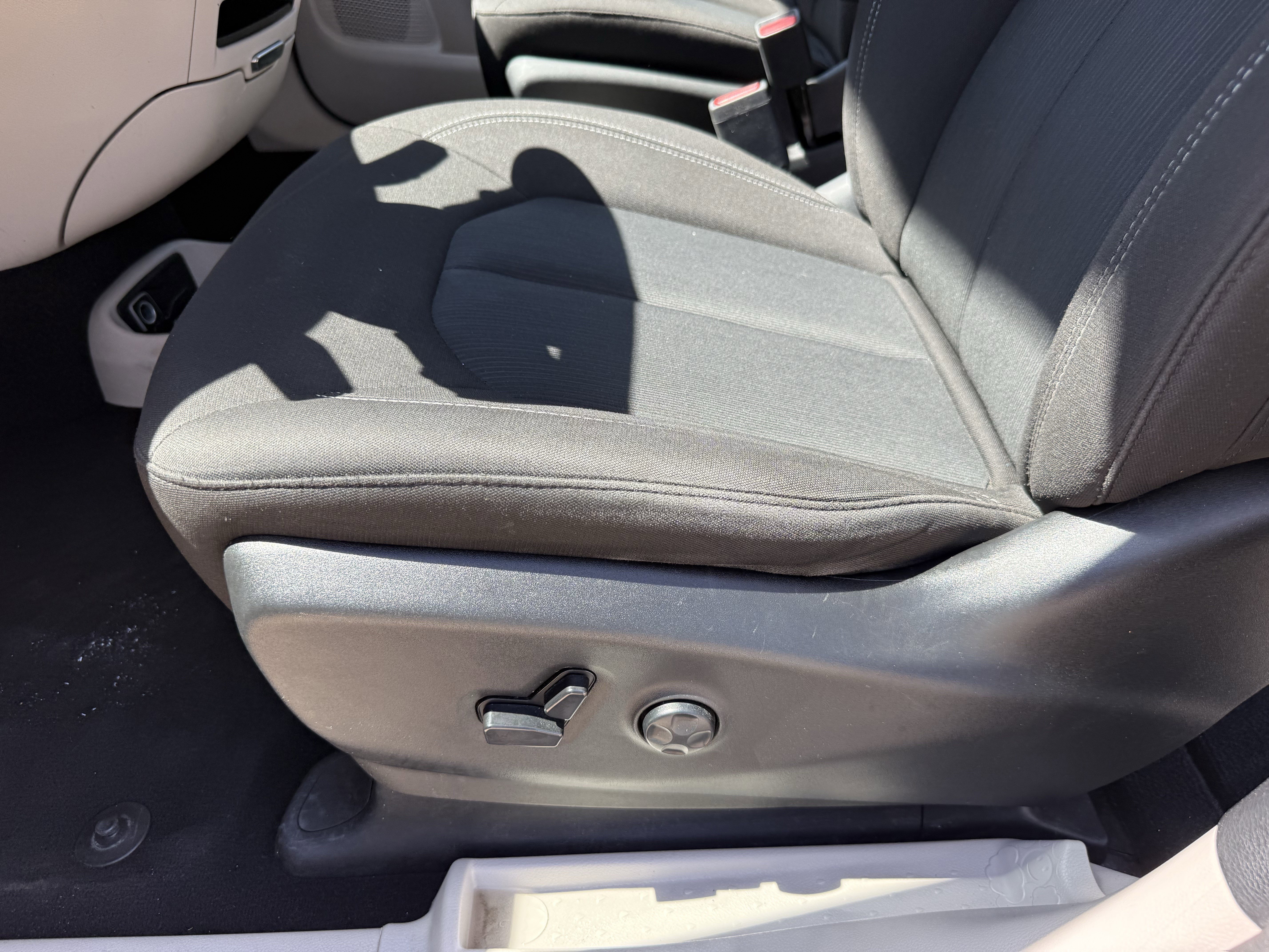 Used 2023 Chrysler Voyager LX image 28