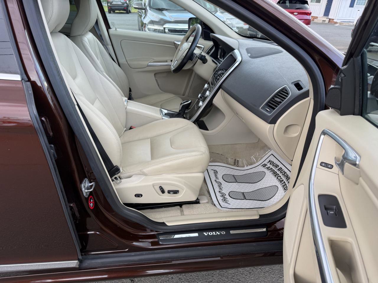 Used 2015 Volvo XC60 T6 Platinum w/ Climate Package AWD/4WD image 13