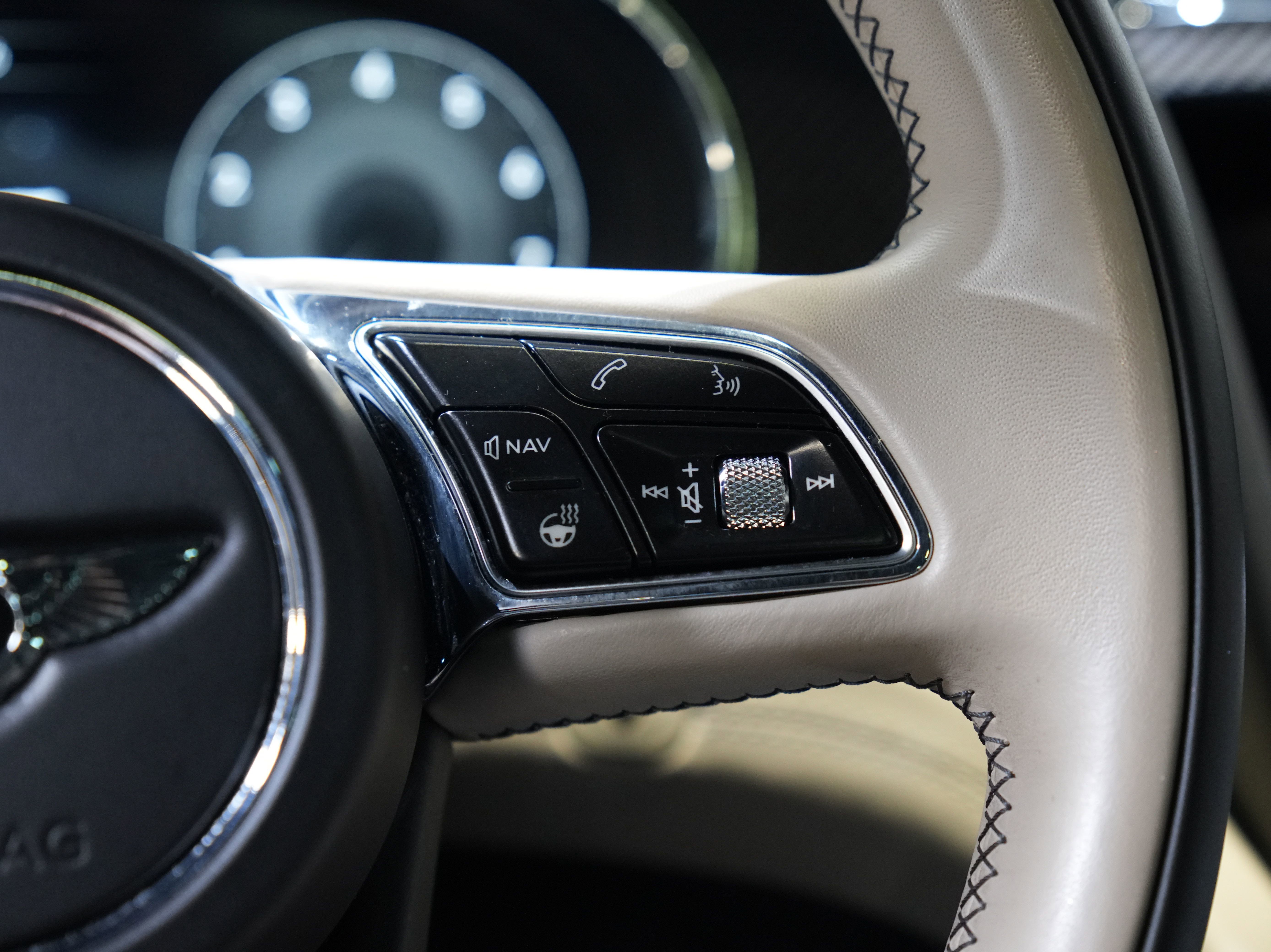 Used 2022 Bentley Bentayga image 44