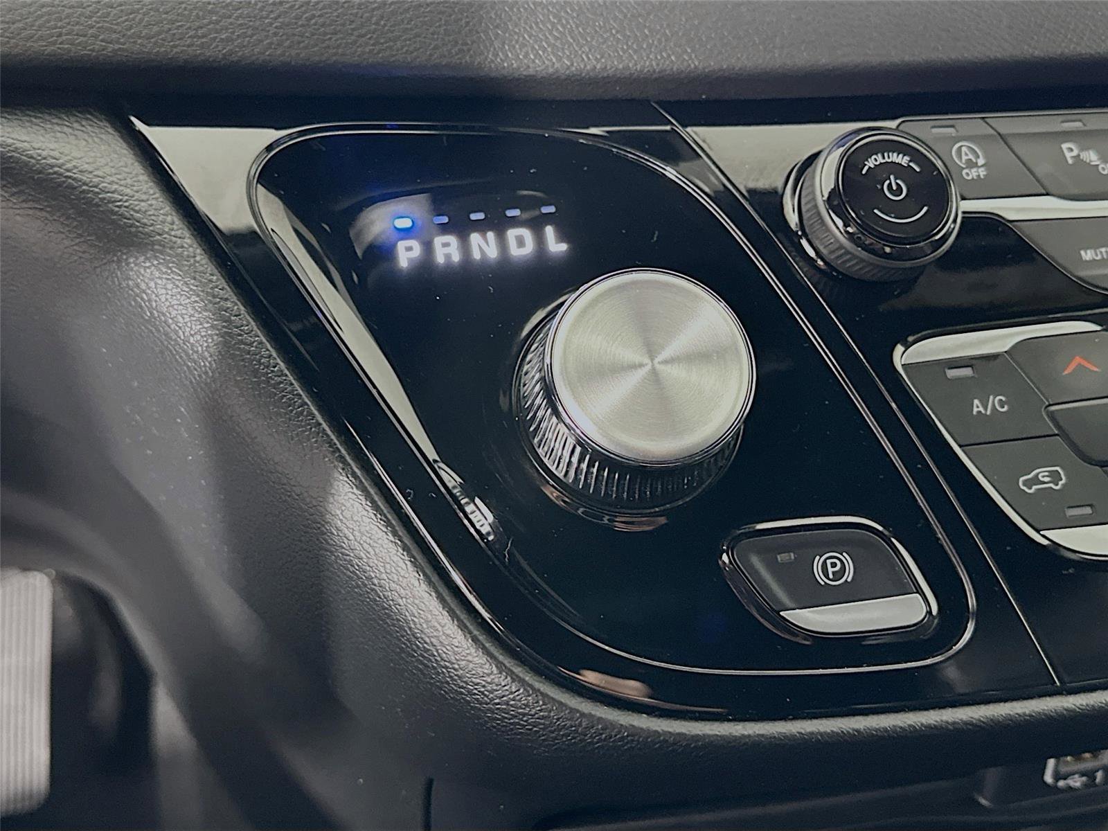 Used 2025 Chrysler Pacifica Select image 17