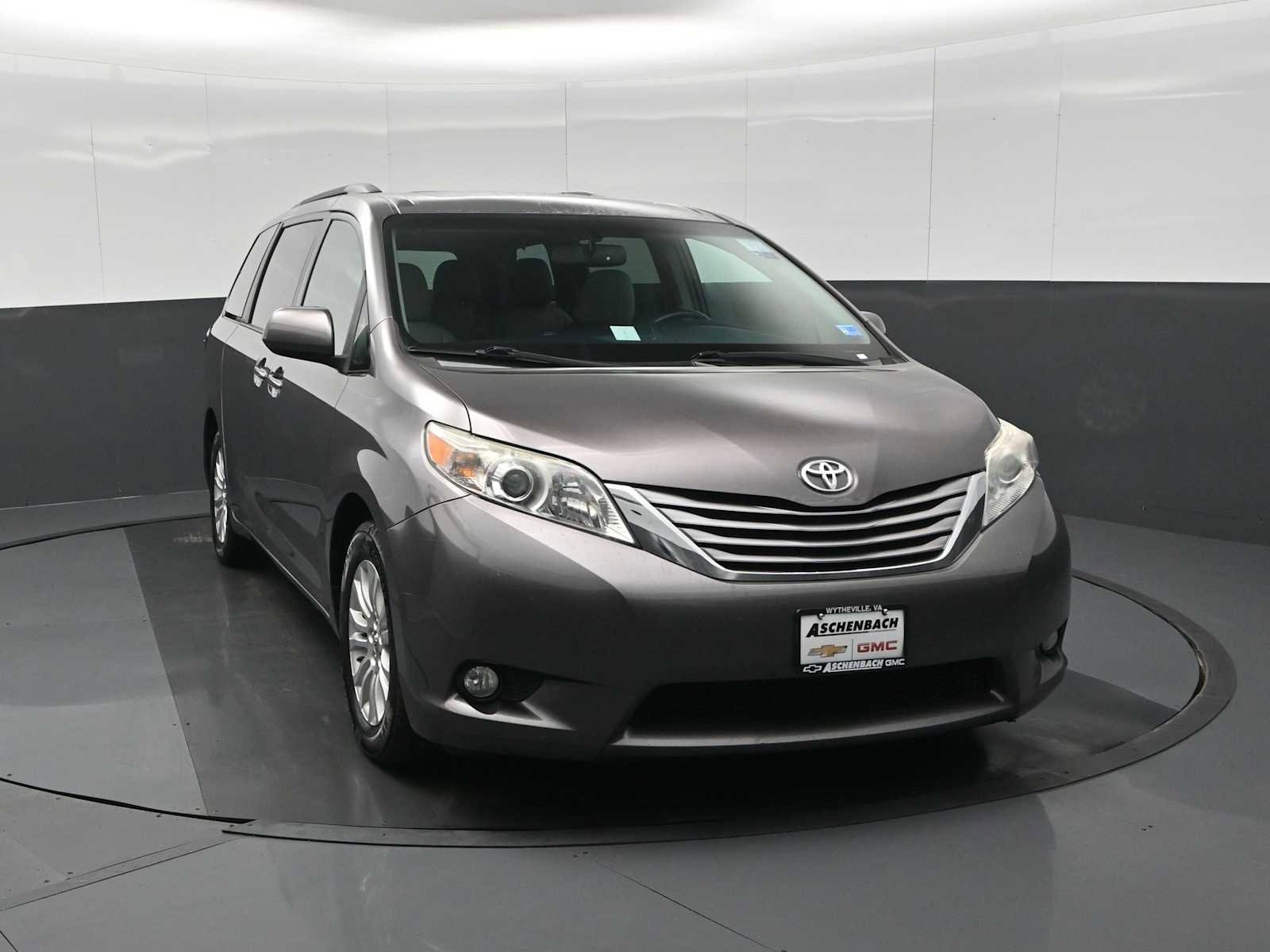 Used 2015 Toyota Sienna XLE image 3