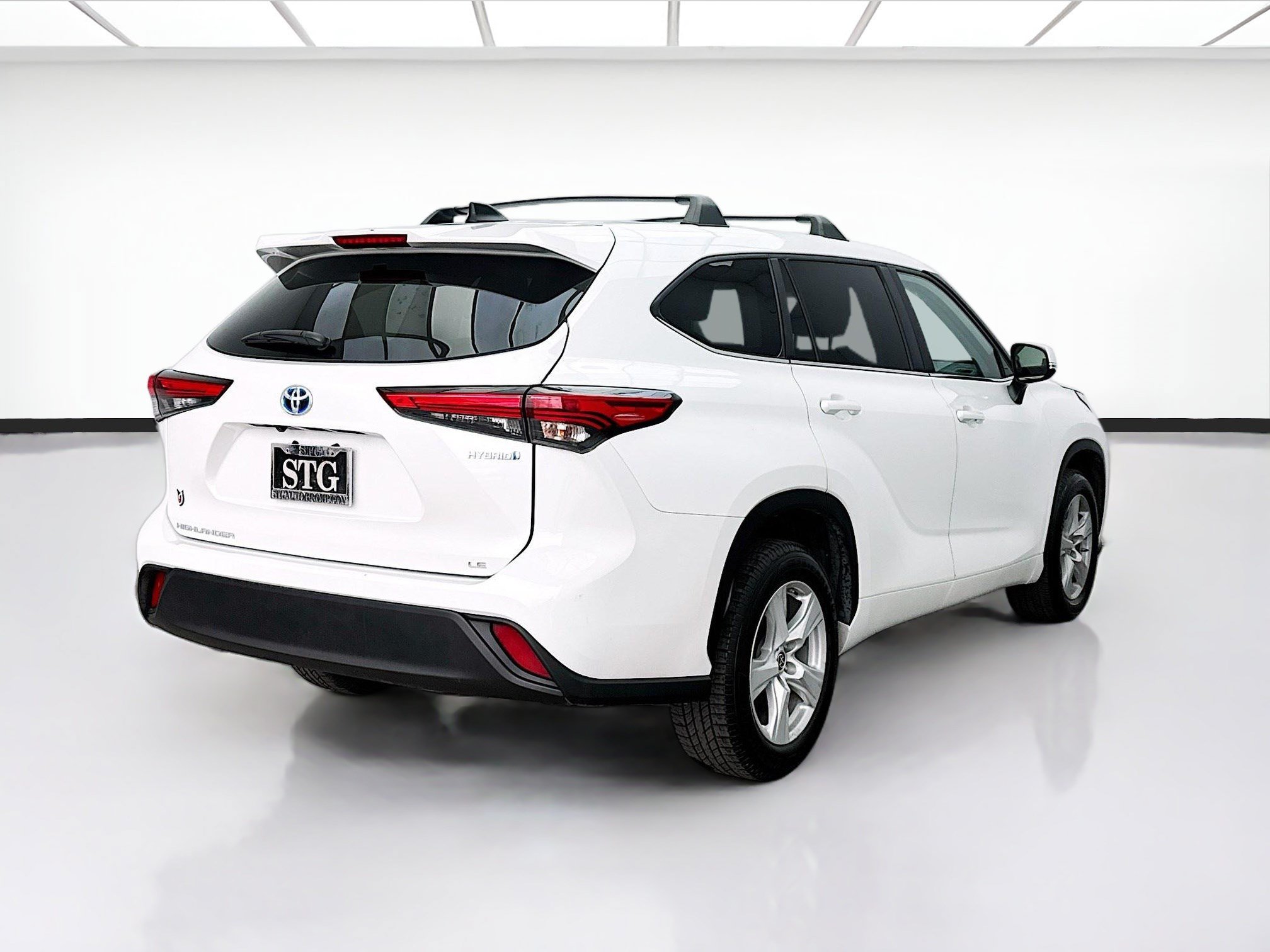 Used 2023 Toyota Highlander LE FWD image 4