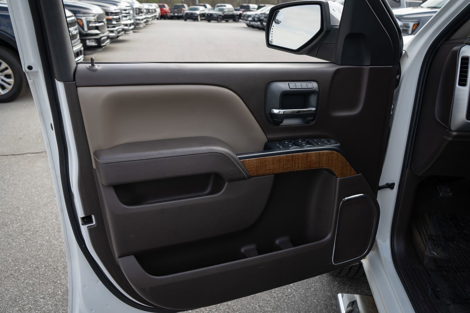 Used 2015 GMC Sierra 1500 SLT w/ Driver Alert Package AWD/4WD image 17